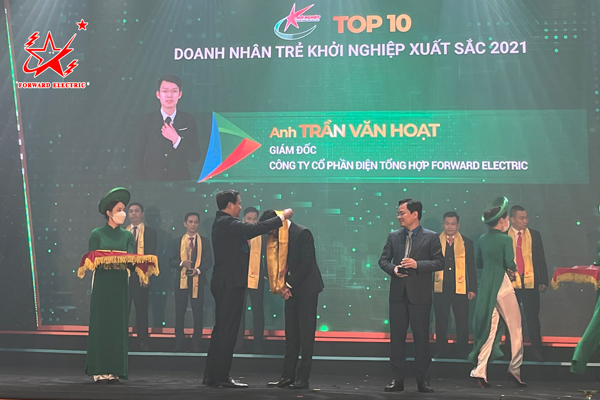 Bí thư Trung ương Đảng, Phó Thủ tướng Chính phủ Lê Minh Khái đích thân trao danh hiệu Top 10 "Doanh nhân trẻ khởi nghiệp xuất sắc 2021". 