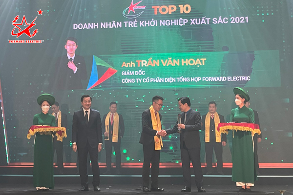 Bí thư Thứ nhất Trung ương Đoàn Nguyễn Anh Tuấn cũng có mặt để trao cup cho các doanh nhân trẻ xuất sắc.